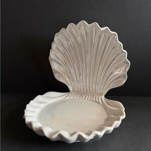 Glossy White Shell-Shaped Dish